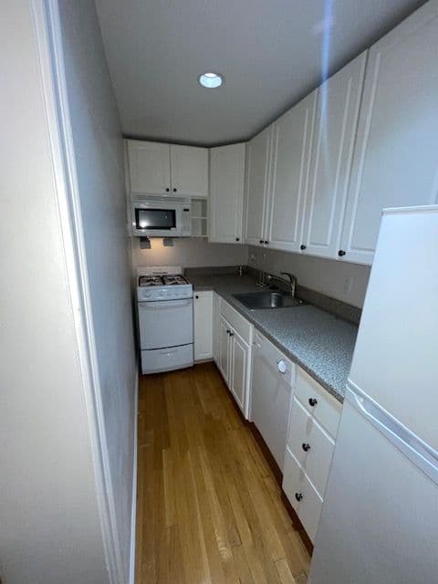 Move-Out Cleaning image